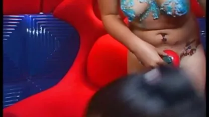 Tải của cum pim sec khong che trên mặt của một trẻ tóc vàng