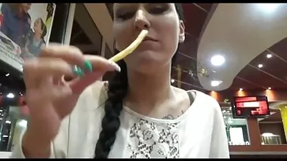 Hai người bạn thân nhất của Nga, vì yêu người bạn cùng lớp của mình, quyết định không cãi nhau vì anh ta, fim sec khong che mà đầu hàng anh ta để anh ta có cả hai người, trước sự vui mừng của anh chàng và niềm vui của bạn bè của họ.