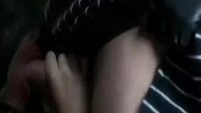 Con chó cái cởi bỏ bộ đồ ngủ màu hồng của mình và chơi với cơ phim sec che thể của mình