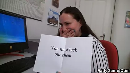 Một người với kính hút một anh sec khong che thành viên của một trance và fuck anh ta trong hậu môn