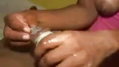 Một cô gái 18 tuổi dễ thương từ từ, theo điệu nhạc hay, cởi trần, cởi áo phim sec khong che hd phông trắng và quần lót, và bắt đầu nhẹ nhàng vuốt ve âm hộ non nớt của mình bằng những ngón tay