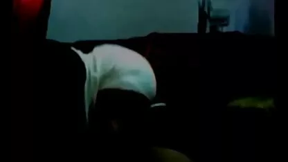 Một cô gái trẻ tóc vàng dâm đãng có sec khong che hai chàng trai