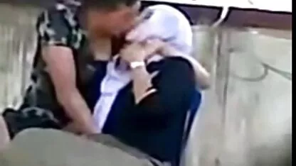 Cô gái sec dit nhau khong che điếm thích chọc ngoáy, bàn tay của bạn cô ta dễ dàng đi vào khe co giãn, buộc cô gái phải rên rỉ vì buzz và co giật trong cực khoái
