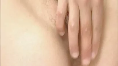 Brunette Taylor solo fim sec khong che ngoài trời