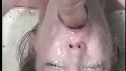 Nóng sexy brunette mất vòi nước ﻿phim sec khong che trong khi đứng