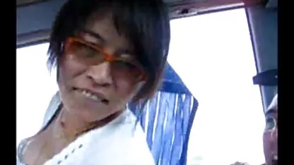 Một con chó cái trưởng thành và có kinh nghiệm trong những cuộc tình thân mật, đã quyết định quyến rũ một cậu bé trưởng thành của hàng xóm, xuất hiện trước mắt anh ta trong bộ đồ phim sec khonh che bơi màu trắng như tuyết không che giấu bất cứ điều gì, sau khi xem anh chàng này bị kích thích đặc biệt và địt con đĩ