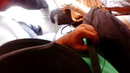 Một trẻ brunette hút một vòi nước từ một trưởng thành xem sec ko che taxi người lái xe