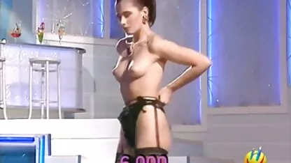 Cô chủ nghiêm khắc sec khong che vui vẻ với hai nô lệ, con chó cái bắt các nô lệ bú nhau và đè lên mông của họ bằng một chiếc quai dày