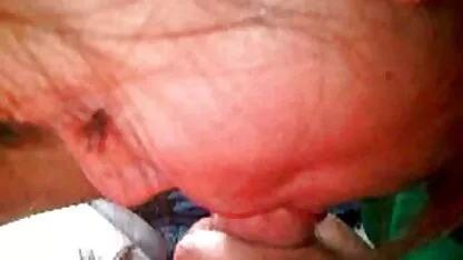 Một mỏng thư xem sec ko che ký giật tắt một L. và chị trong các văn phòng với cô ấy ông chủ