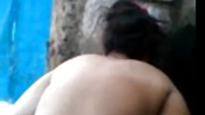 Một cô gái tóc nâu gầy phím sec khong che bật webcam và tự âu yếm mình trong cuộc trò chuyện video