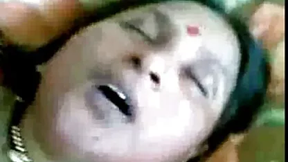 Cha thuê một gia phim sec hay ko che sư cho một cô con gái mới lớn và bắt họ khỏa thân trên giường