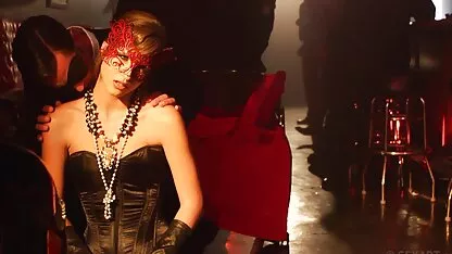 Redhead Babe hút sec kg che một người đàn ông da đen dương vật