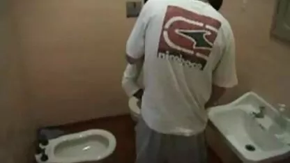 Các cô gái tóc vàng lathers mình trong các jacuzzi và vuốt ve những âm phim sec khong đạo