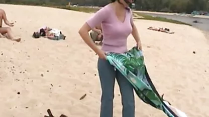 Hai trưởng thành bitches đặt môi của họ trên tinh ranh phim sec che con của fucker