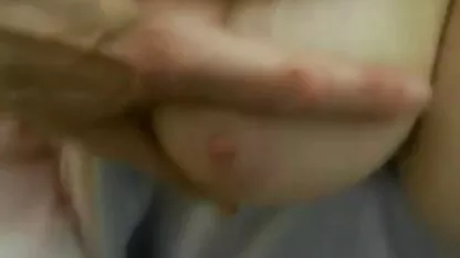 Cô gái tại buổi massage thư giãn đến mức không để tai phim sec khong che ý bàn tay của chủ nhân bắt đầu sờ soạng vùng kín của cô, và cô không thể cưỡng lại được sự kích thích