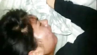 Một chàng trai trong hình xăm xé phim sec pha trinh khong che miệng cô gái tóc nâu với tinh ranh của mình