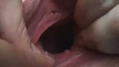Sexy brunette masturbates sec hay khong che với một dildo