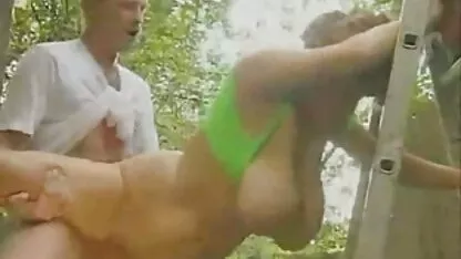 Cô gái tóc vàng với lớn tits đánh clip sec khong che bóng một lớn đen dương vật dài và đam mê