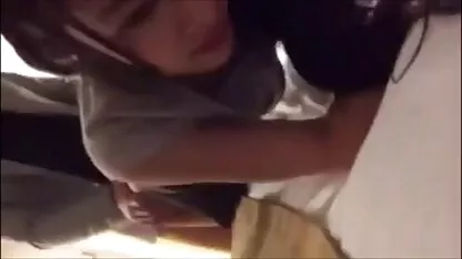 Lustful con điếm fucks mình với một bàn chải đánh răng phimsec không che