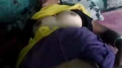 Một cô gái trẻ dùng ngón tay chà phim seckhong che xát âm vật của mình