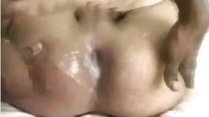 Sexy tóc vàng cho mình trong sec kong che những đít đến cô ấy bạn trai trên băng ghế trong công viên, trong toàn cảnh